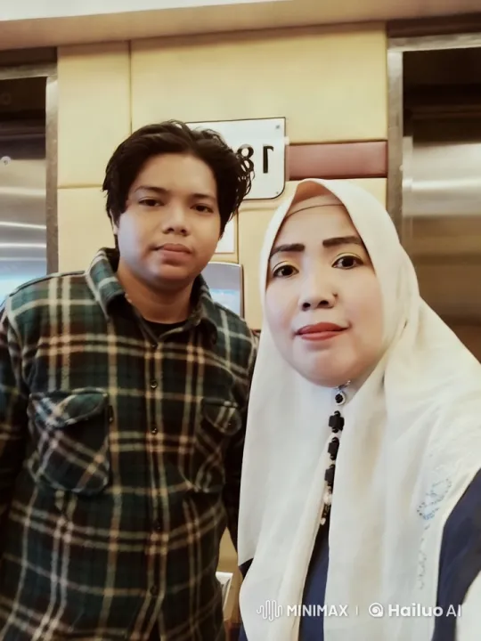 Two Individuals in Front of an Elevator – AI Generated Video | Hailuo AI