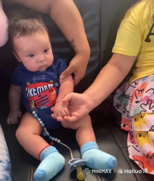 Baby's Gentle Kung Fu Dance with Family Support – AI Generated Video | Hailuo AI