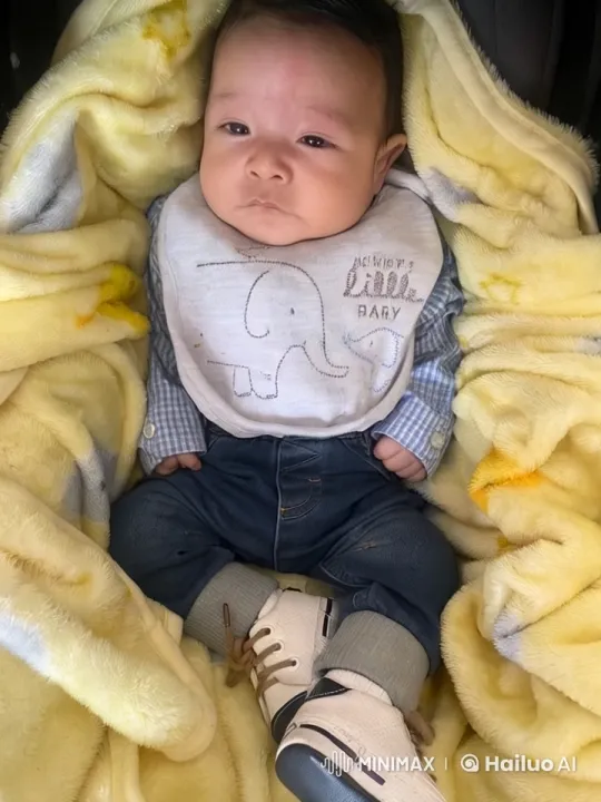 Baby's Adorable Kung Fu Dance in Soft Lighting – AI Generated Video | Hailuo AI