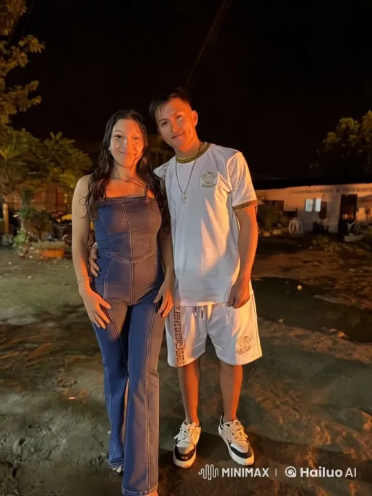 Romantic Couple's Joyful Run Under Night's Glow – AI Generated Video | Hailuo AI