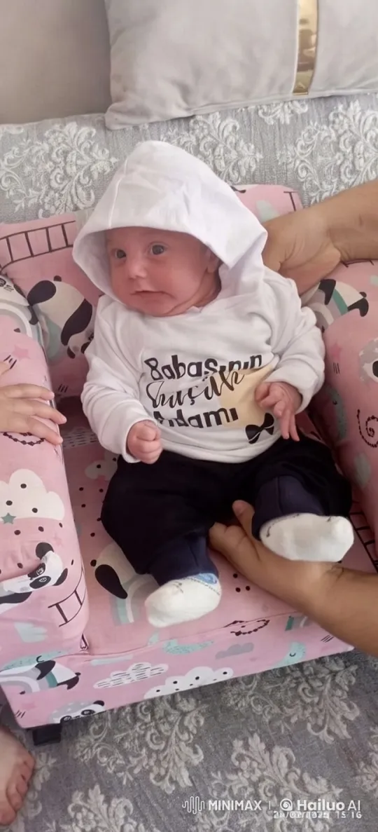 Cozy Room: Baby's Gentle Moments with Supportive Adults – AI Generated Video | Hailuo AI