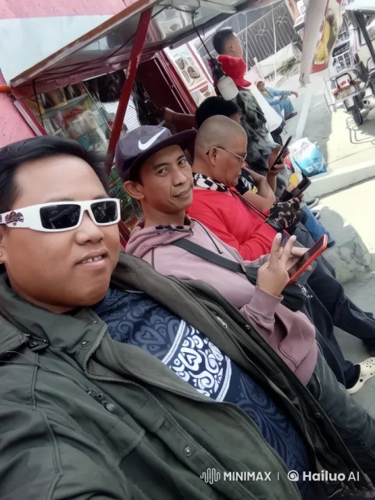 Smartphone Users' Street Scene Transitions to Impressive Kung Fu Performance – AI Generated Video | Hailuo AI