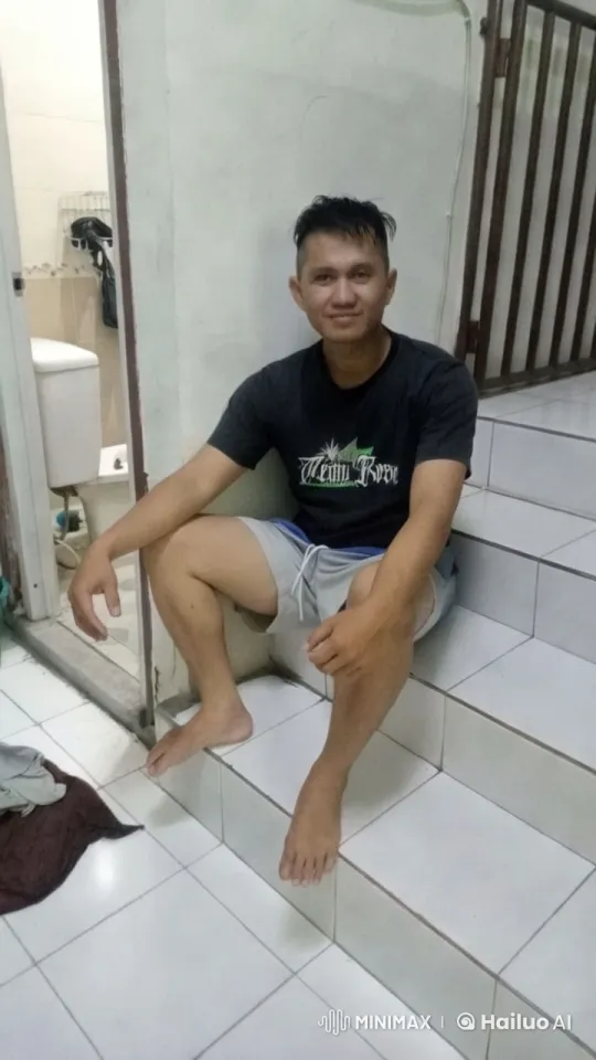 Affectionate Embrace Between Couple in Clean Setting – AI Generated Video | Hailuo AI