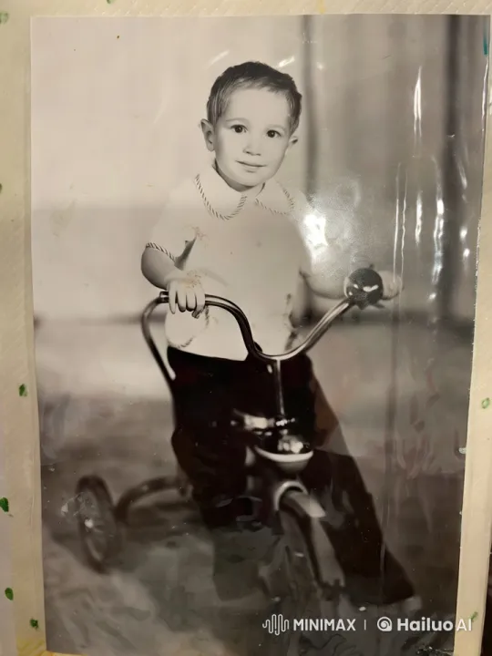 Child Riding Vintage Tricycle: A Nostalgic Moment – AI Generated Video | Hailuo AI