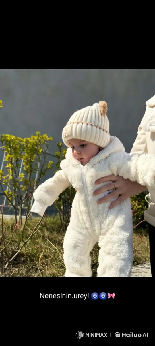 Baby's Joyful First Steps in Outdoor Setting – AI Generated Video | Hailuo AI