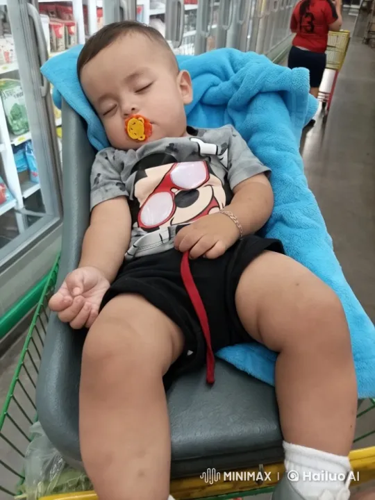 Baby Dances Joyfully in Supermarket Aisles – AI Generated Video | Hailuo AI