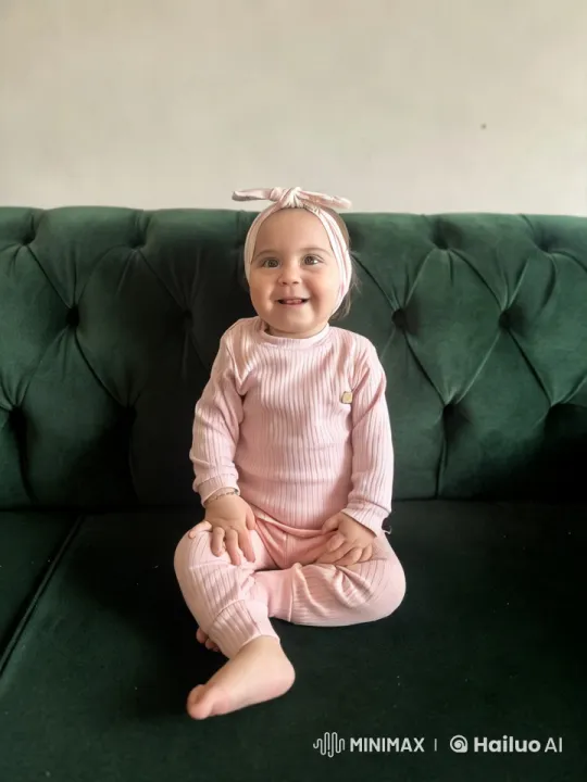 Baby's Joyful Dance Performance on Velvet Sofa – AI Generated Video | Hailuo AI