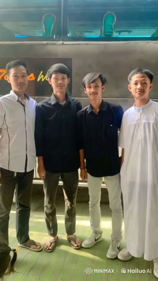 Young Men Perform Energetic Kungfu in Traditional and Casual Styles – AI Generated Video | Hailuo AI