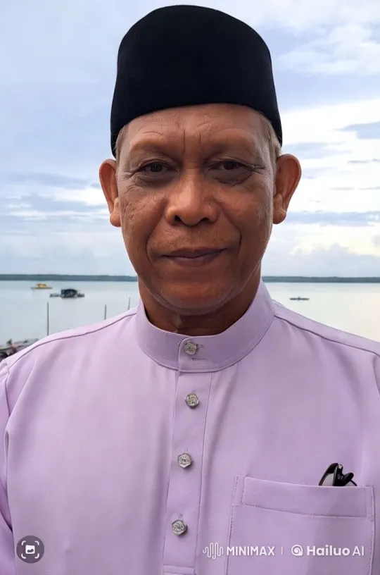 Traditional Attire Showcased on Serene Waterfront – AI Generated Video | Hailuo AI