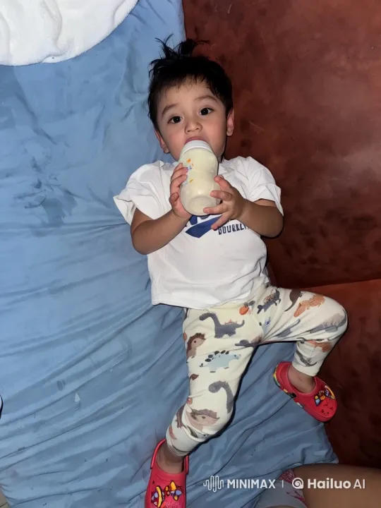 Child Dancing Joyfully on Bed with Colorful Outfit – AI Generated Video | Hailuo AI