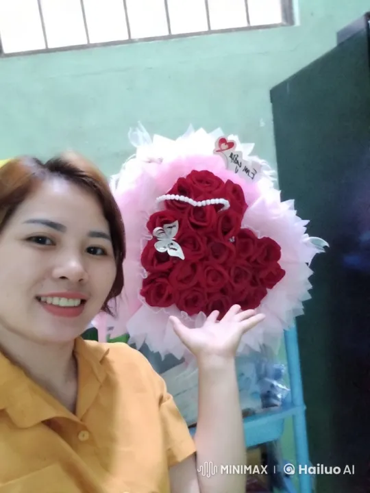 Artistic Rose Bouquet Arrangement Display – AI Generated Video | Hailuo AI