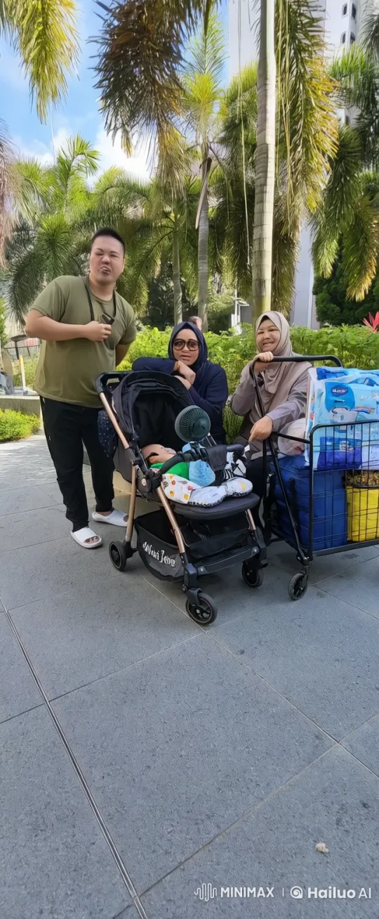 Family Joyfully Engages in Playful Park Activities – AI Generated Video | Hailuo AI