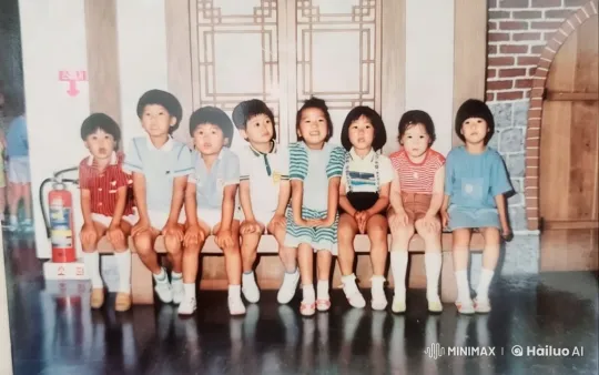 Children on Bench in Colorful Summer Outfits – AI Generated Video | Hailuo AI