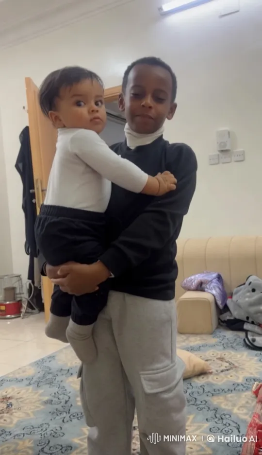 Warm Embrace: Animated Scene of Affection – AI Generated Video | Hailuo AI