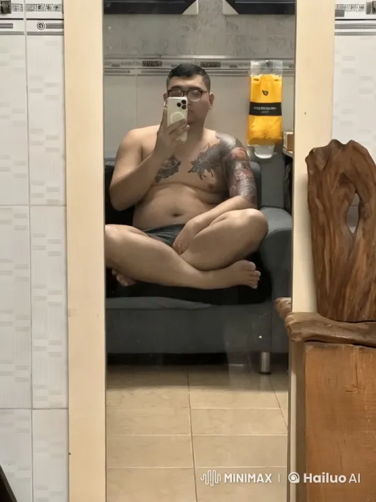 Man Rising from Couch: Tattooed, Steady Transition – AI Generated Video | Hailuo AI