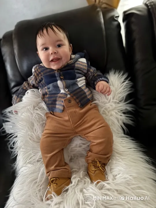 Baby's Playful Dance on Cozy Couch Setting – AI Generated Video | Hailuo AI