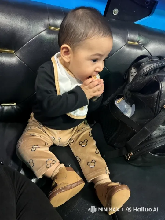 Baby Performs Kung Fu Dance on Leather Couch – AI Generated Video | Hailuo AI
