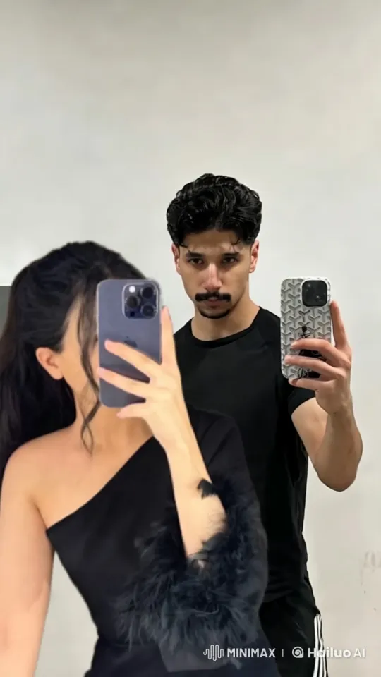 Couple's Intimate Mirror Selfie with Romantic Kiss – AI Generated Video | Hailuo AI