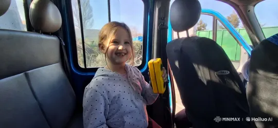 Girl in Photo Picks Up Child, Puts Away Yellow Object – AI Generated Video | Hailuo AI