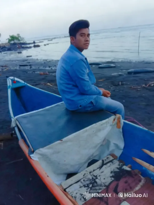 Young Couple's Romantic Moment on a Serene Beach – AI Generated Video | Hailuo AI