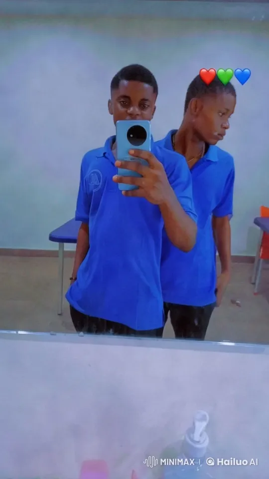 Minimalistic Mirror Selfie Video with Aesthetic Focus – AI Generated Video | Hailuo AI