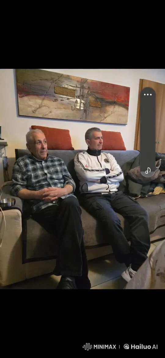 Comfortable Living Room: Two Individuals Share an Intimate Embrace – AI Generated Video | Hailuo AI