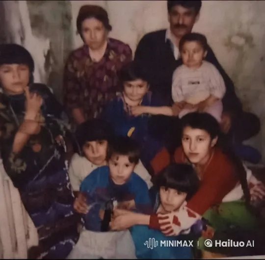 Family Gathering Captured in Intimate Cinematic Style – AI Generated Video | Hailuo AI
