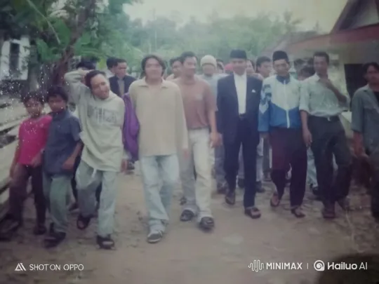 Joyful Group Enjoying Nature Along a Path – AI Generated Video | Hailuo AI