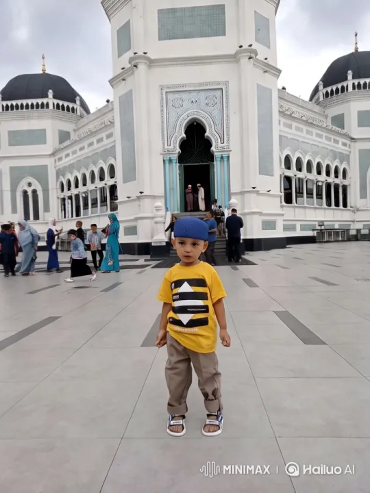 Child in Front of Ornate Mosque Amidst Bustling Crowd – AI Generated Video | Hailuo AI