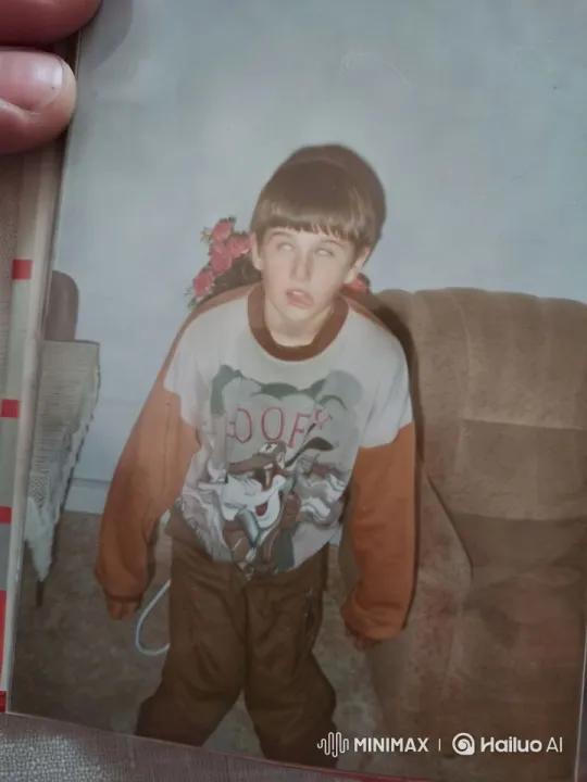 Charming Childhood Scene Captured in Goofy-Themed Cozy Living Room – AI Generated Video | Hailuo AI