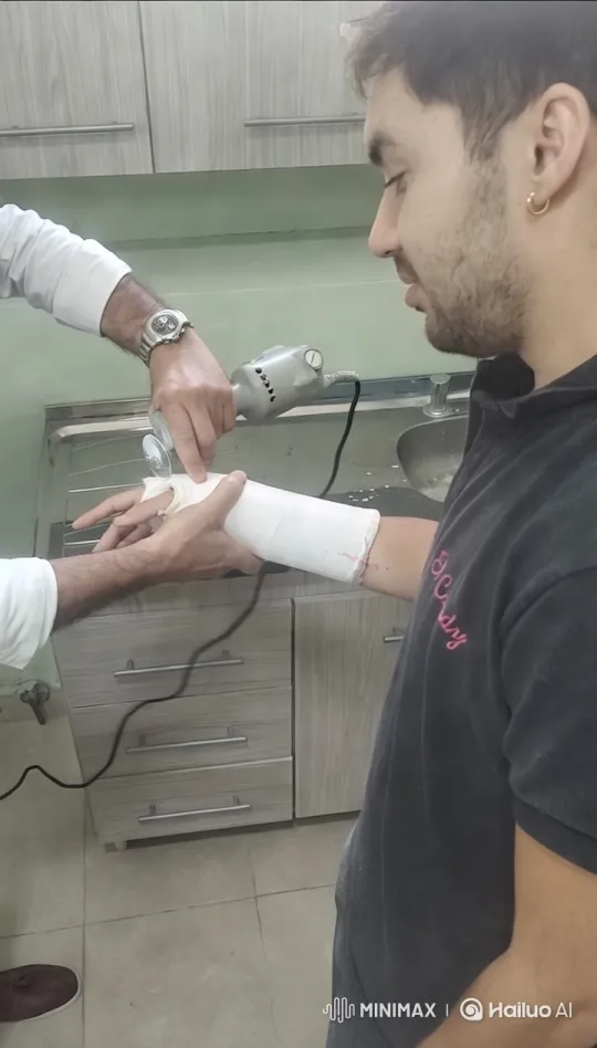 Doctor Accidentally Cuts Patient's Hand During Cast Removal – AI Generated Video | Hailuo AI
