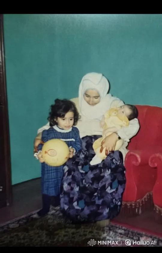 Family Portrait: Joyful Moments in Cozy Setting – AI Generated Video | Hailuo AI