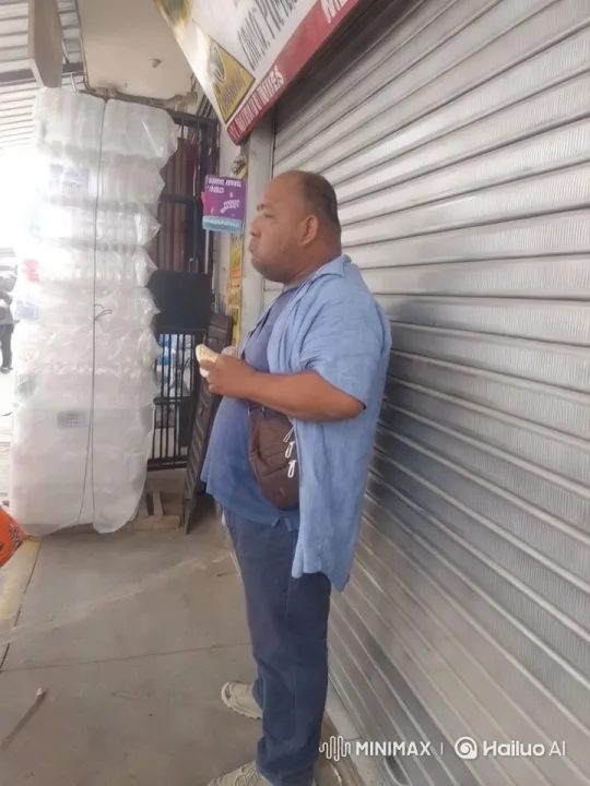 Urban Man Eating Sandwich, Aesthetic City Setting – AI Generated Video | Hailuo AI