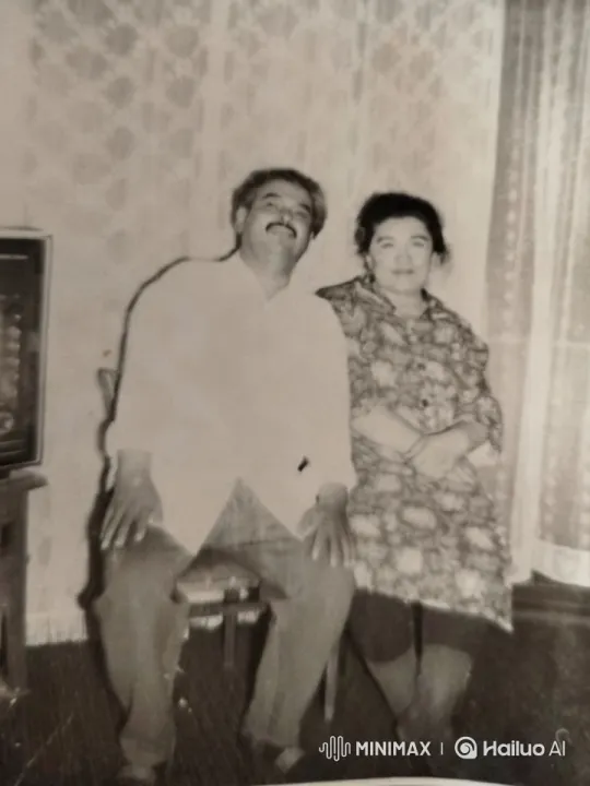 Couple's Affectionate Embrace in Vintage Setting – AI Generated Video | Hailuo AI