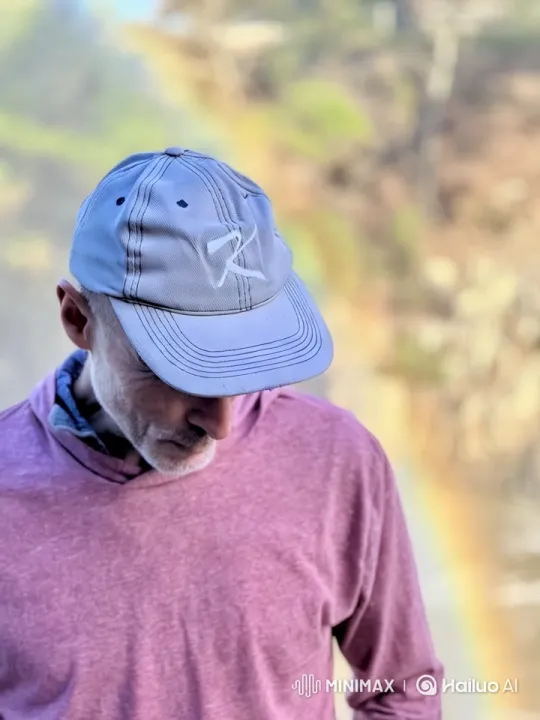 Vibrant Portrait of Person in Scenic Outdoor Setting – AI Generated Video | Hailuo AI