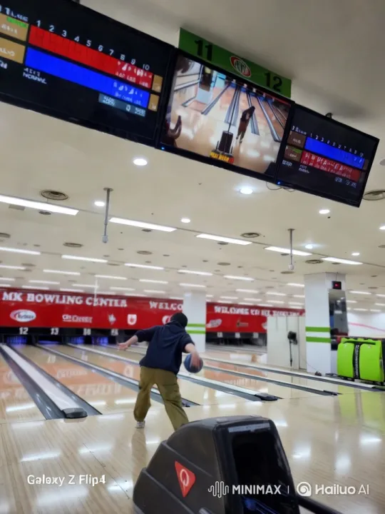 Bowling Center Celebration with Dynamic Camera Work – AI Generated Video | Hailuo AI