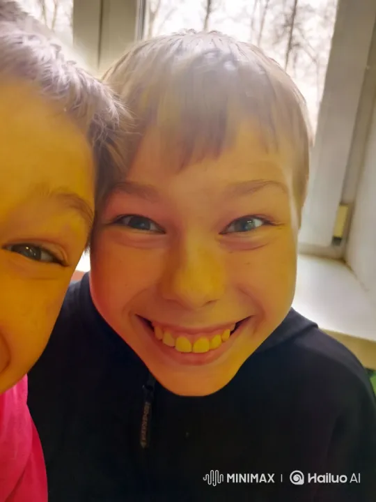 Joyful Embrace: A Tender Moment Captured – AI Generated Video | Hailuo AI