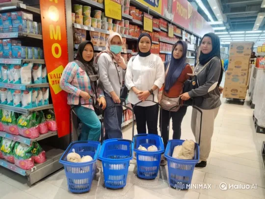 Women Perform Martial Arts in Supermarket Aisle – AI Generated Video | Hailuo AI