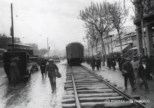 Early 20th-Century Street Life with Central Railway Track – AI Generated Video | Hailuo AI