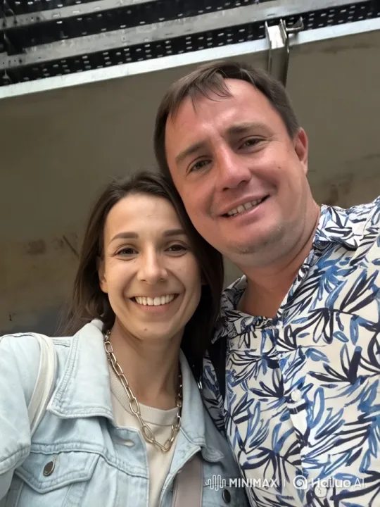 Couple's Playful Interaction in Live2D Animation – AI Generated Video | Hailuo AI