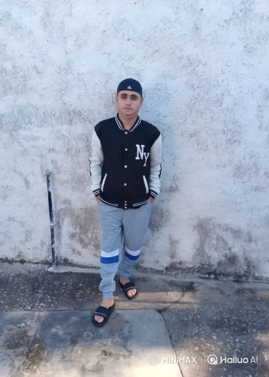 Young Man in Casual Attire Dancing with Aesthetic Focus – AI Generated Video | Hailuo AI
