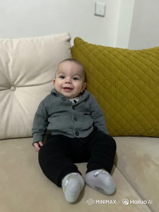 Baby Dancing Joyfully on Beige Couch in Live2D Animation – AI Generated Video | Hailuo AI