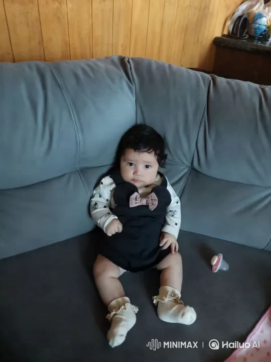 Baby Dancing Joyfully on Couch in Cozy Home Setting – AI Generated Video | Hailuo AI