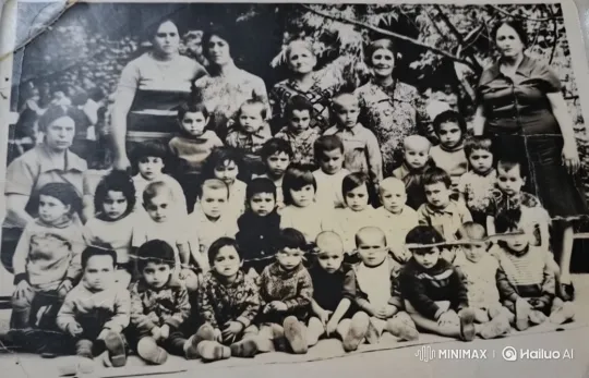 Live2D Animation: Animated Black-and-White Photo of Children and Adults – AI Generated Video | Hailuo AI