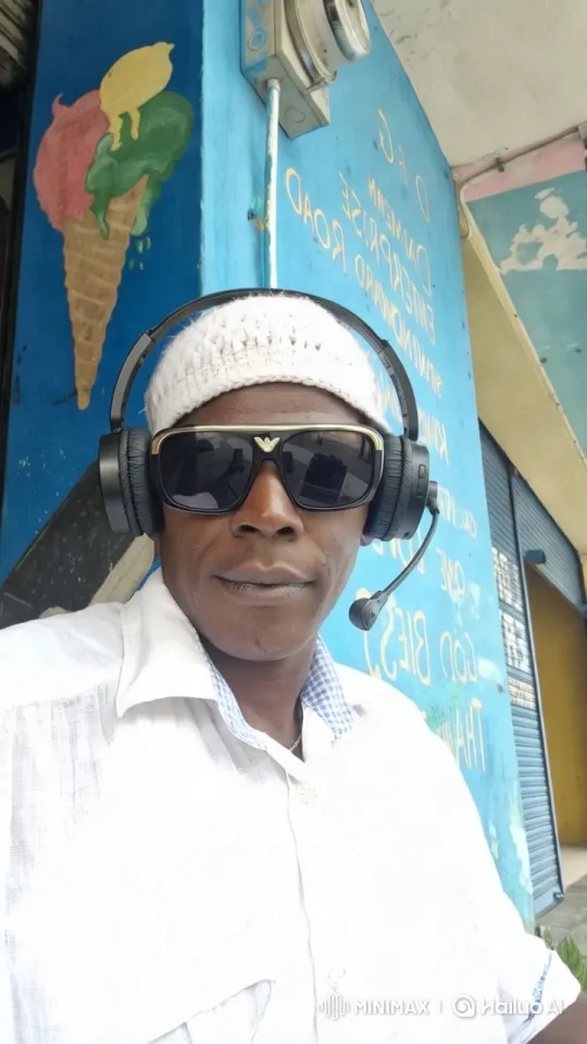 Vibrant Kingston Street Scene with Mural and Musician – AI Generated Video | Hailuo AI
