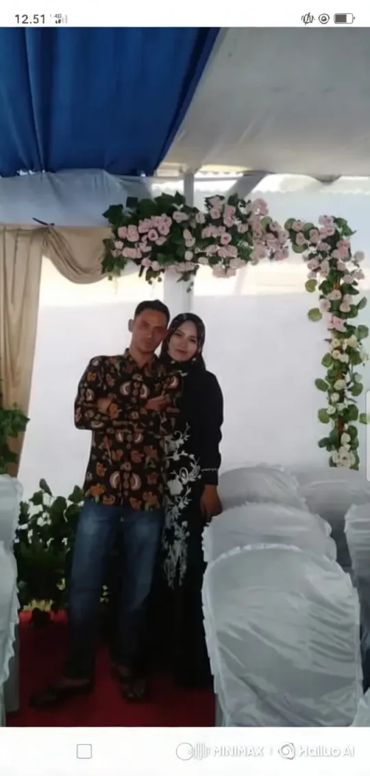 Romantic Couple Under Elegant Floral Arch at Formal Event – AI Generated Video | Hailuo AI