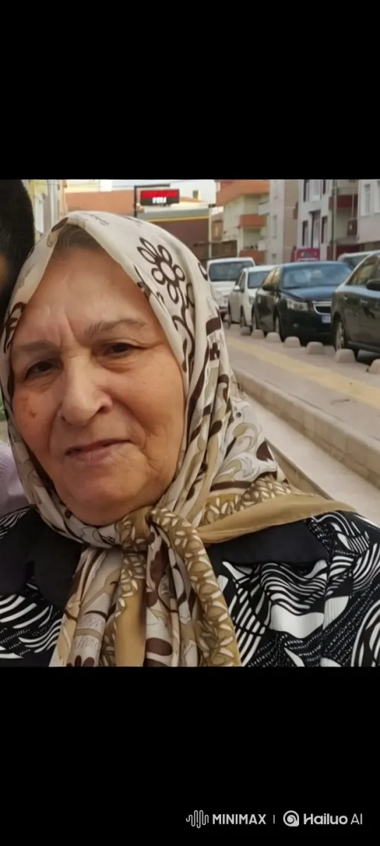 Nigar Yalçınkaya Expresses Affection and Blessings on a Busy Street – AI Generated Video | Hailuo AI