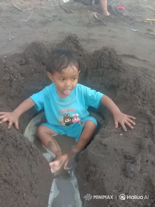 Girl and Tiger's Joyful Beach Adventure – AI Generated Video | Hailuo AI