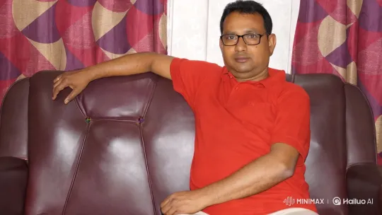 Man Sings Karaoke on Vibrant Sofa in Intimate Setting – AI Generated Video | Hailuo AI