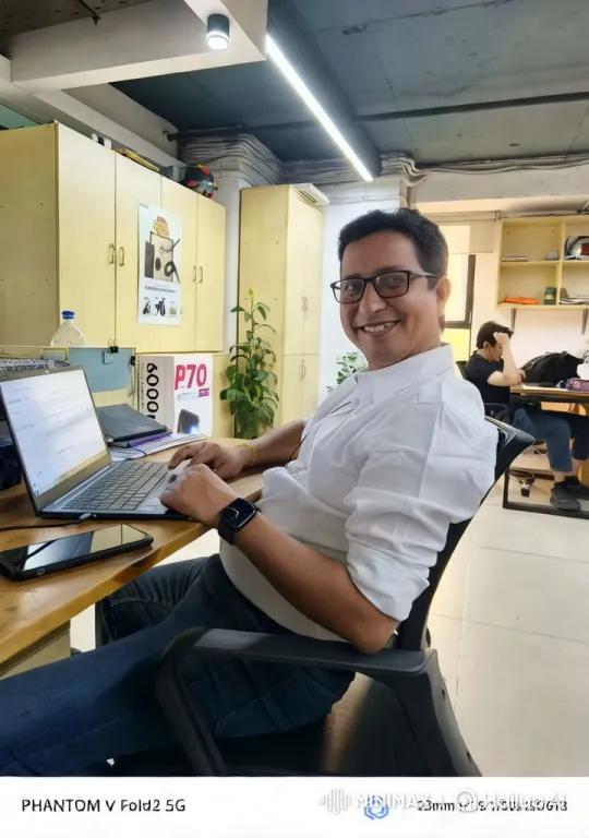 Professional Office Scene with Focused Worker – AI Generated Video | Hailuo AI